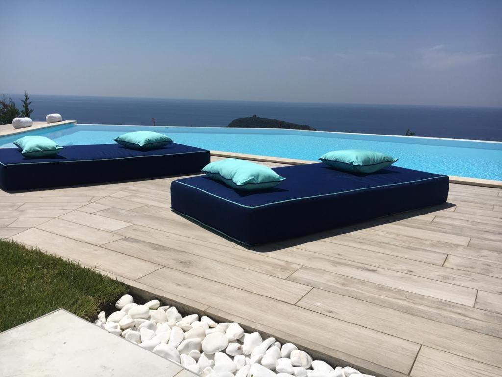 Luxury Villa Blue&Blanc Piscina A Sfioro Isola Диаманте Екстериор снимка