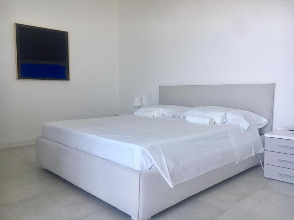 Luxury Villa Blue&Blanc Piscina A Sfioro Isola Диаманте Екстериор снимка