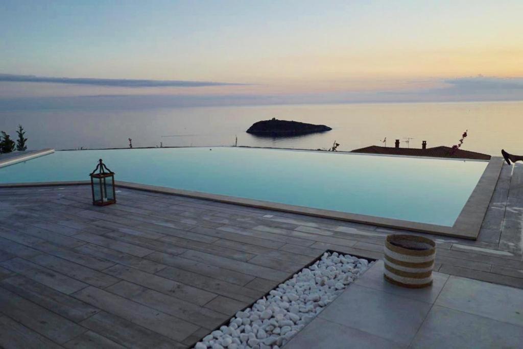 Luxury Villa Blue&Blanc Piscina A Sfioro Isola Диаманте Екстериор снимка