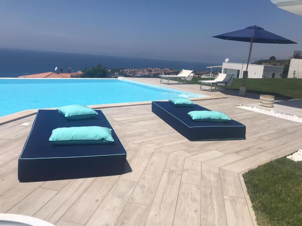 Luxury Villa Blue&Blanc Piscina A Sfioro Isola Диаманте Екстериор снимка